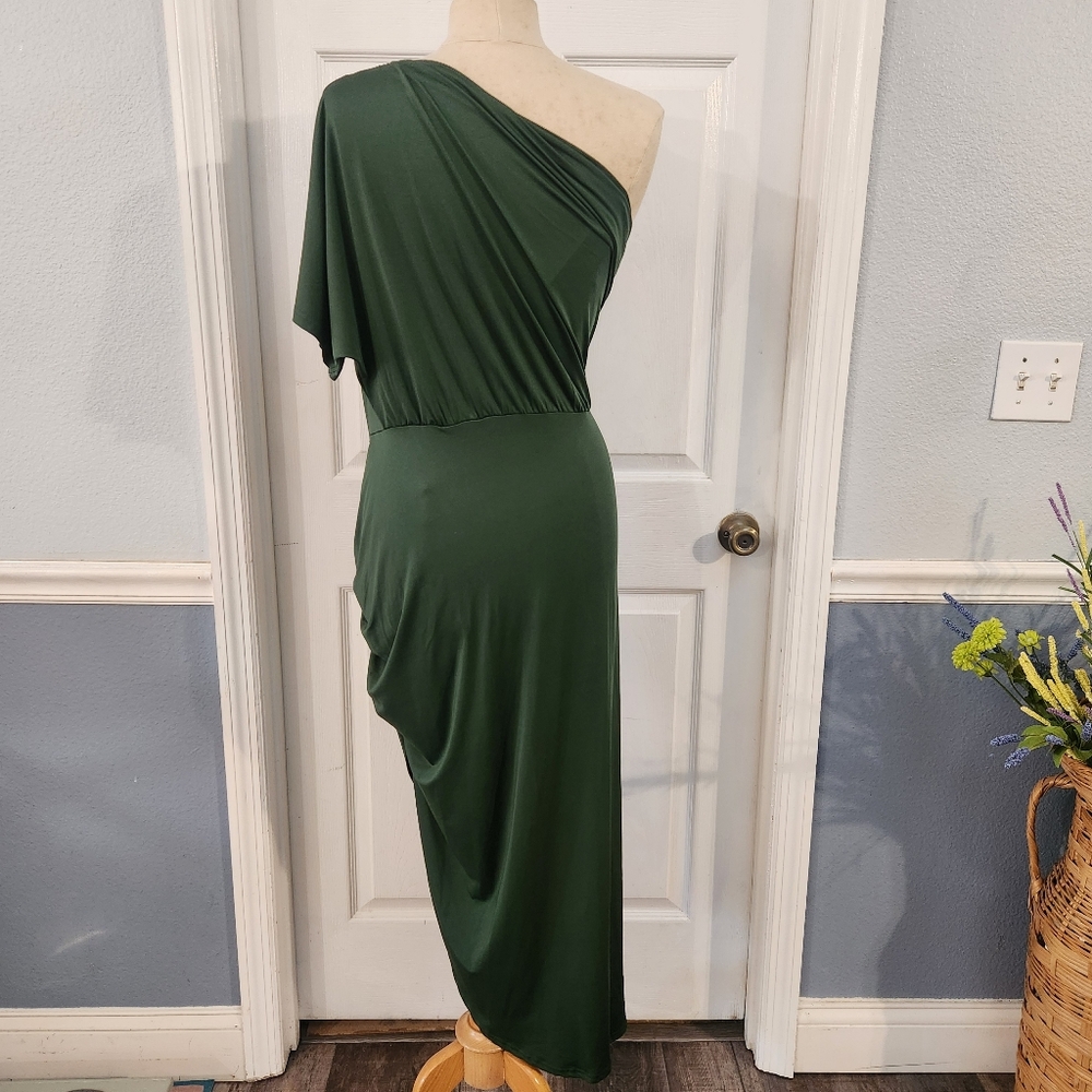 Elegant One-Shoulder Green Dress - Picture 9 of 16